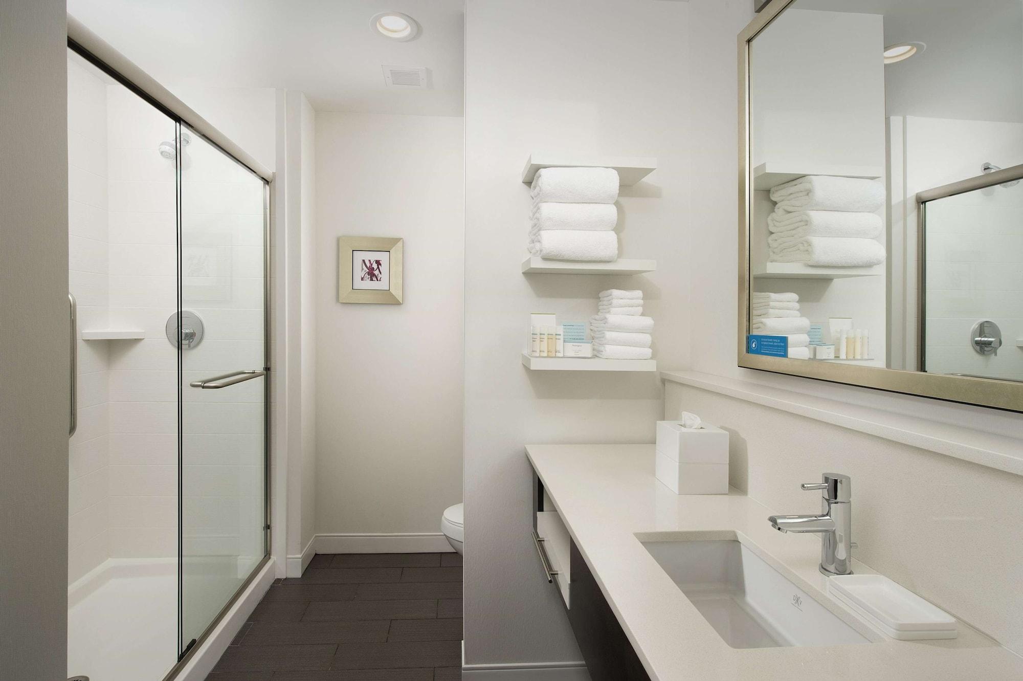Hampton Inn Louisville East Hurstbourne Exteriör bild