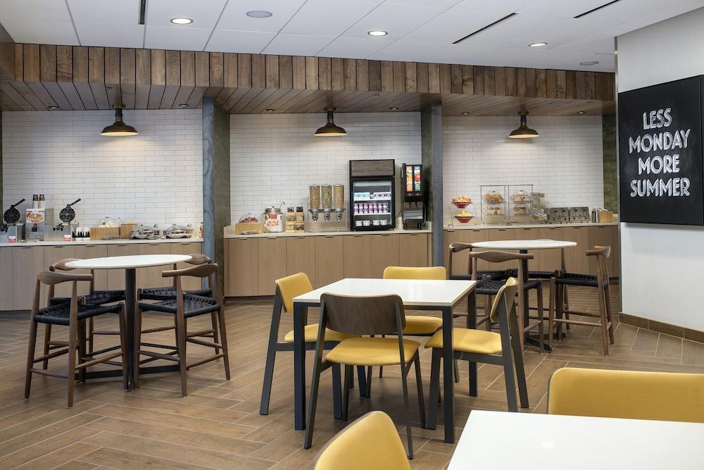 Hampton Inn Louisville East Hurstbourne Exteriör bild