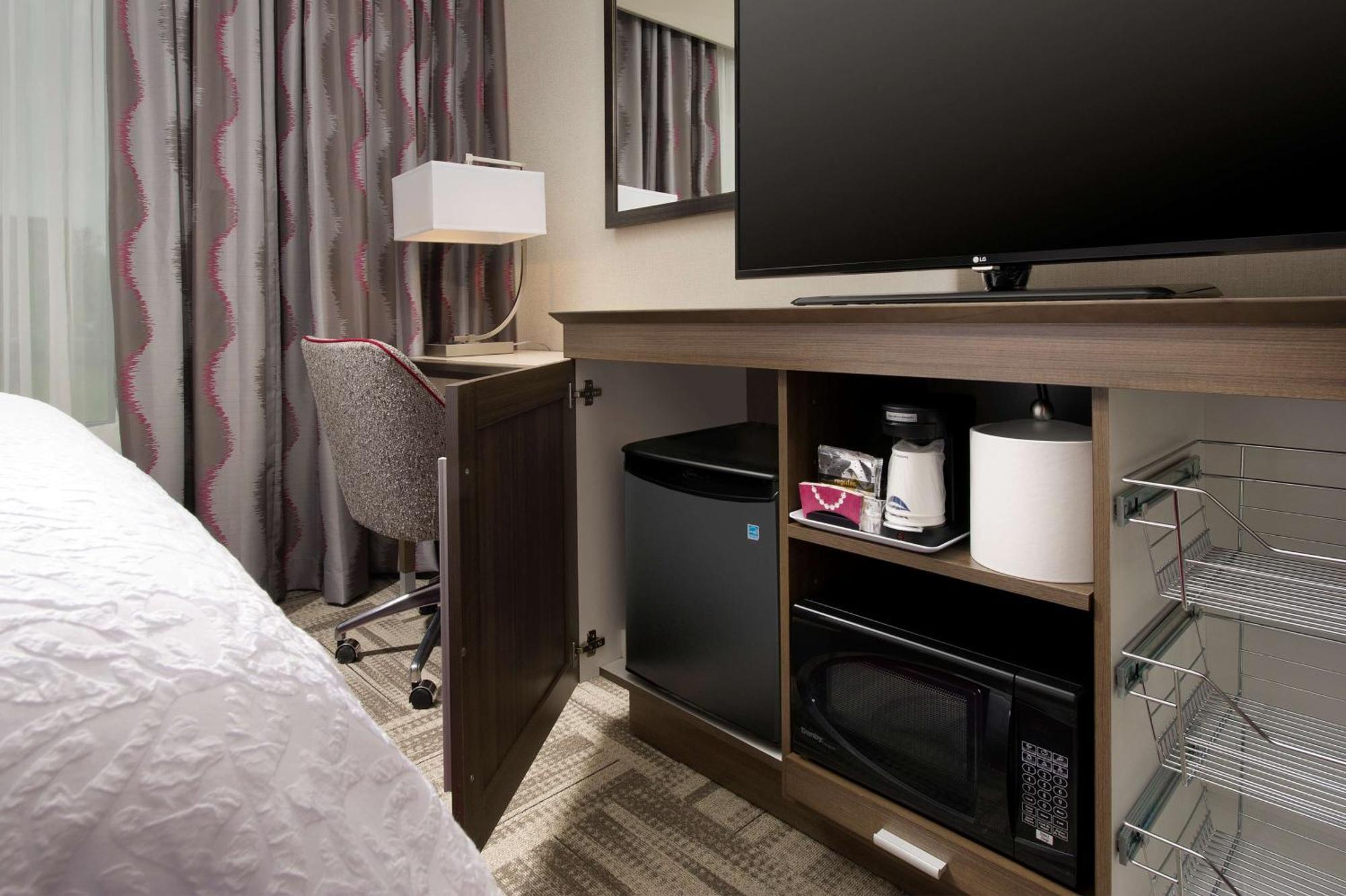 Hampton Inn Louisville East Hurstbourne Exteriör bild