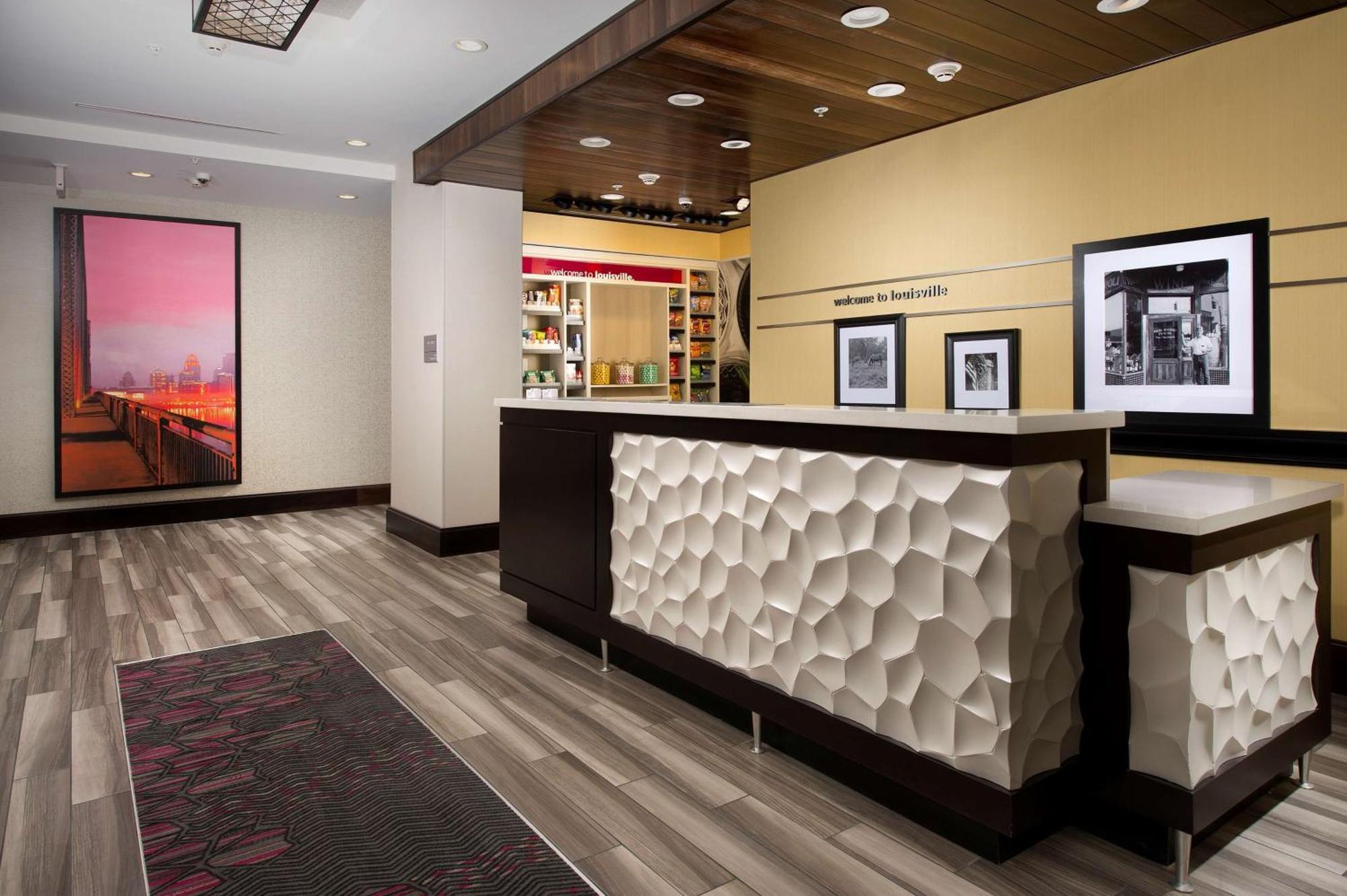 Hampton Inn Louisville East Hurstbourne Exteriör bild